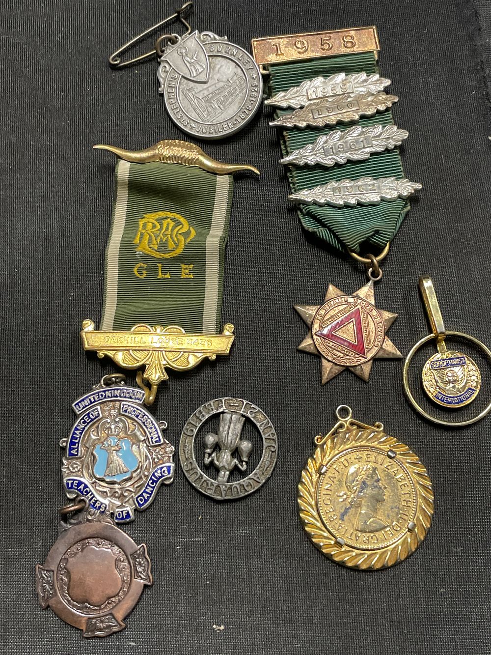 Lot 279: Selection of vintage badges and pins