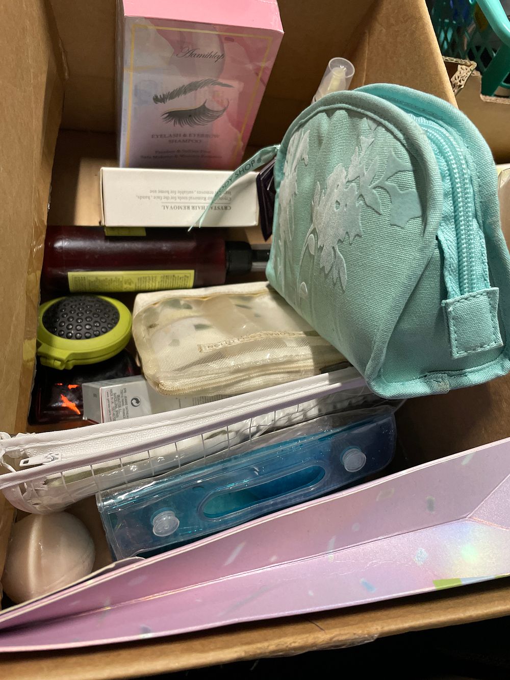 Lot 287: Selection of beauty items