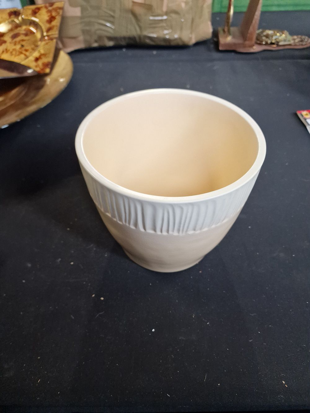 Lot 319: Plant pot