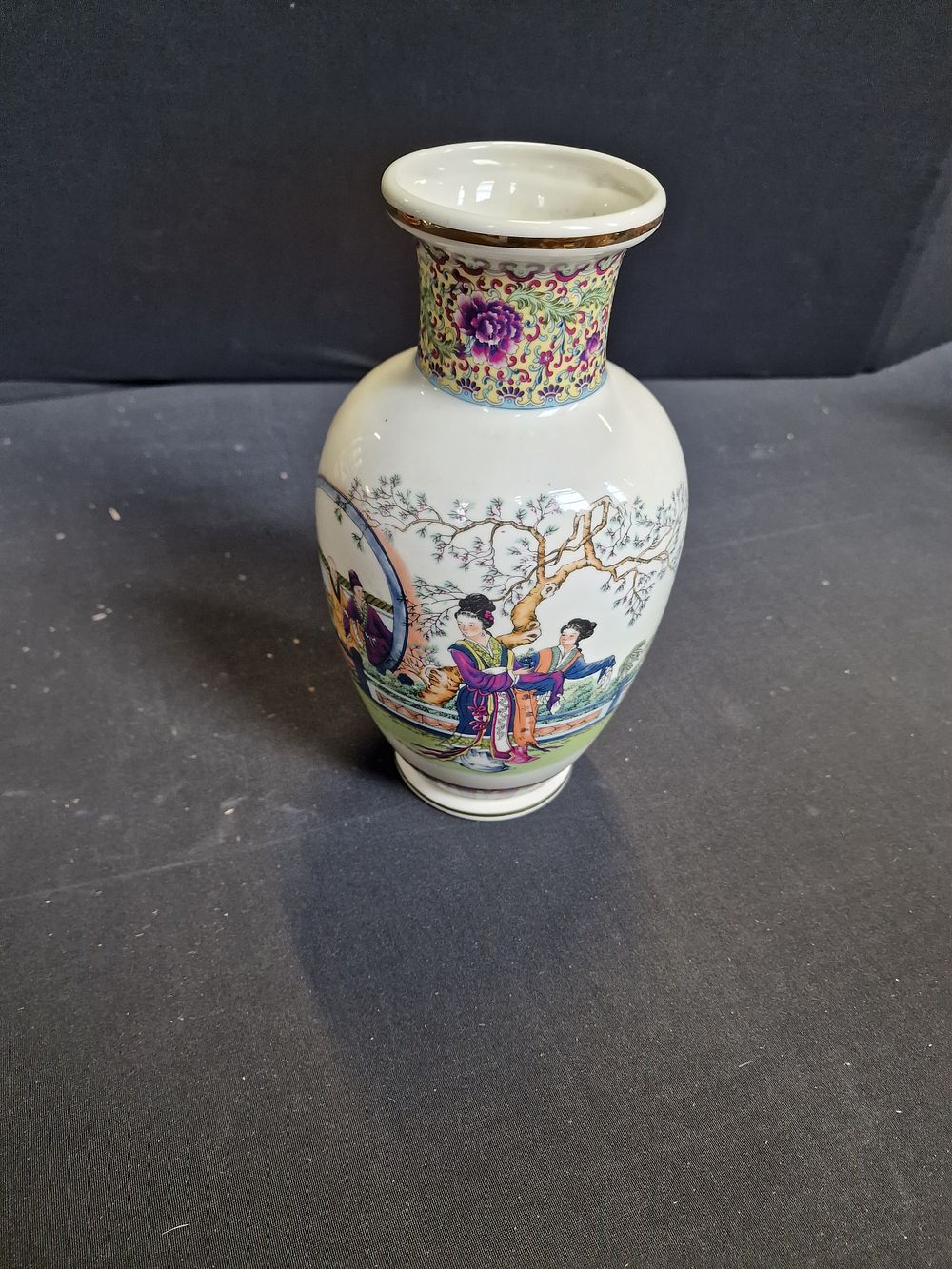 Lot 338: Chinese Porcelain vase
