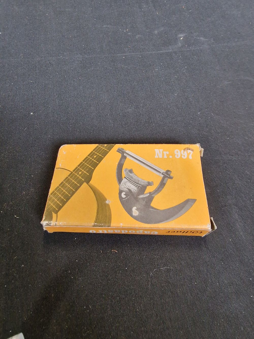 Lot 341: Vintage guitar cappo
