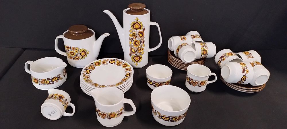 Lot 197: J.G. Mekin 1970's tea and coffee set in...