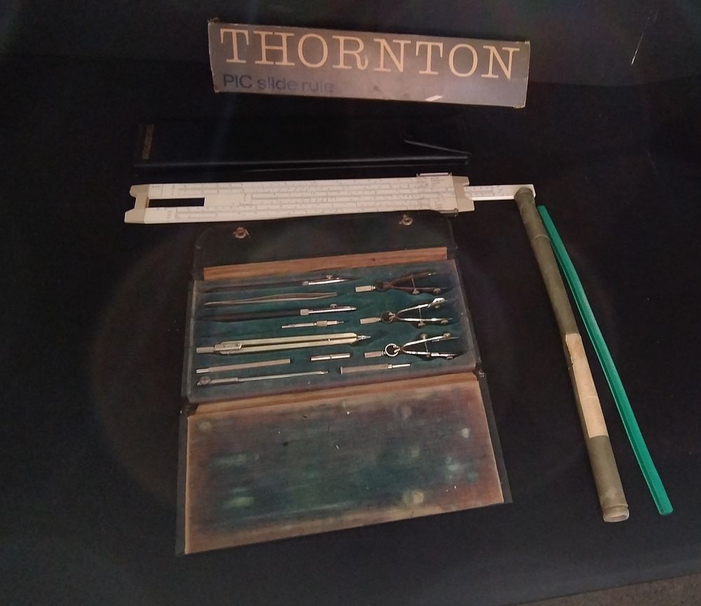 Lot 213: Various vintage items including a Thornton pic slide...