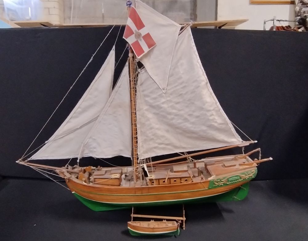 Lot 214: Detailed Model of the Regina model ship. Measures...