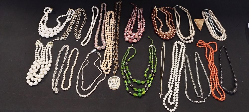 Lot 253: Selection of costume jewellery necklaces and a brooch