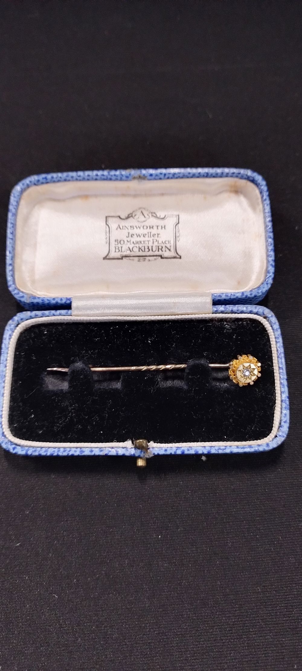 Lot 258: 15 ct gold lapel/ tie pin with central...