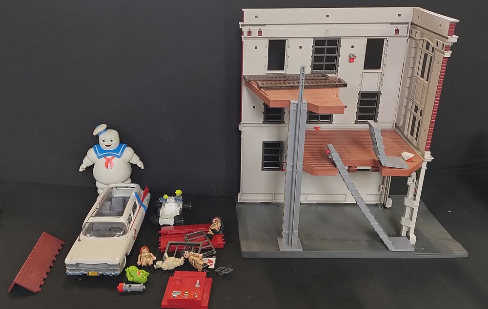 Lot 275: Ghostbusters fire house and figures including stay puft...