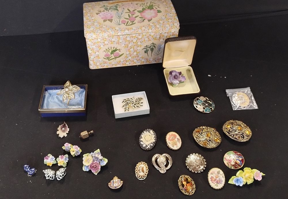 Lot 279: Collection of vintage brooches, porcelain, filigree, material, and...