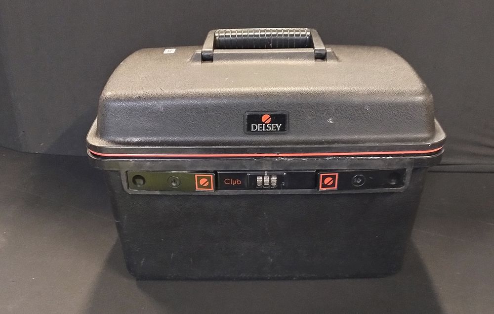 Lot 286: Hard shell vanity case with handle
