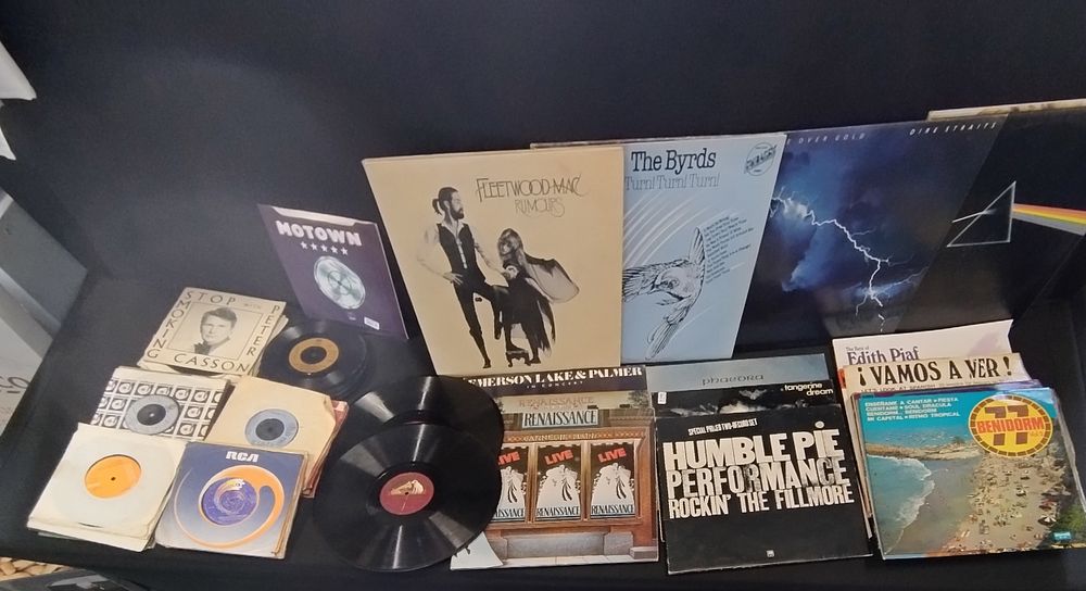Lot 289: Various vinyl albums and singles including pink Floyd,...