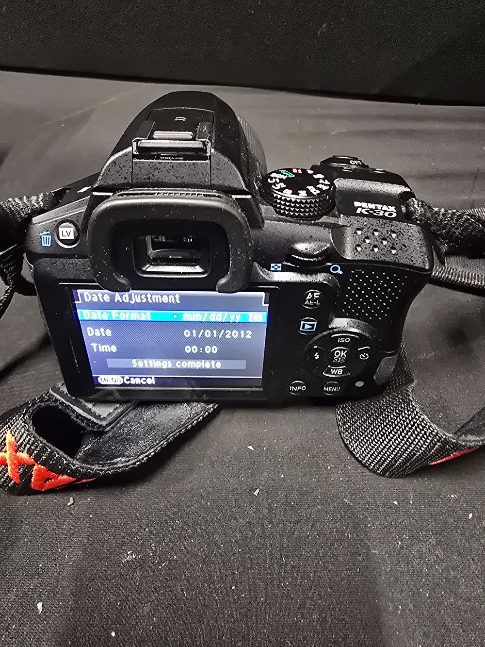 Lot 304: PENTAX k30 with Pentax 18-135mm lense, carry bag...