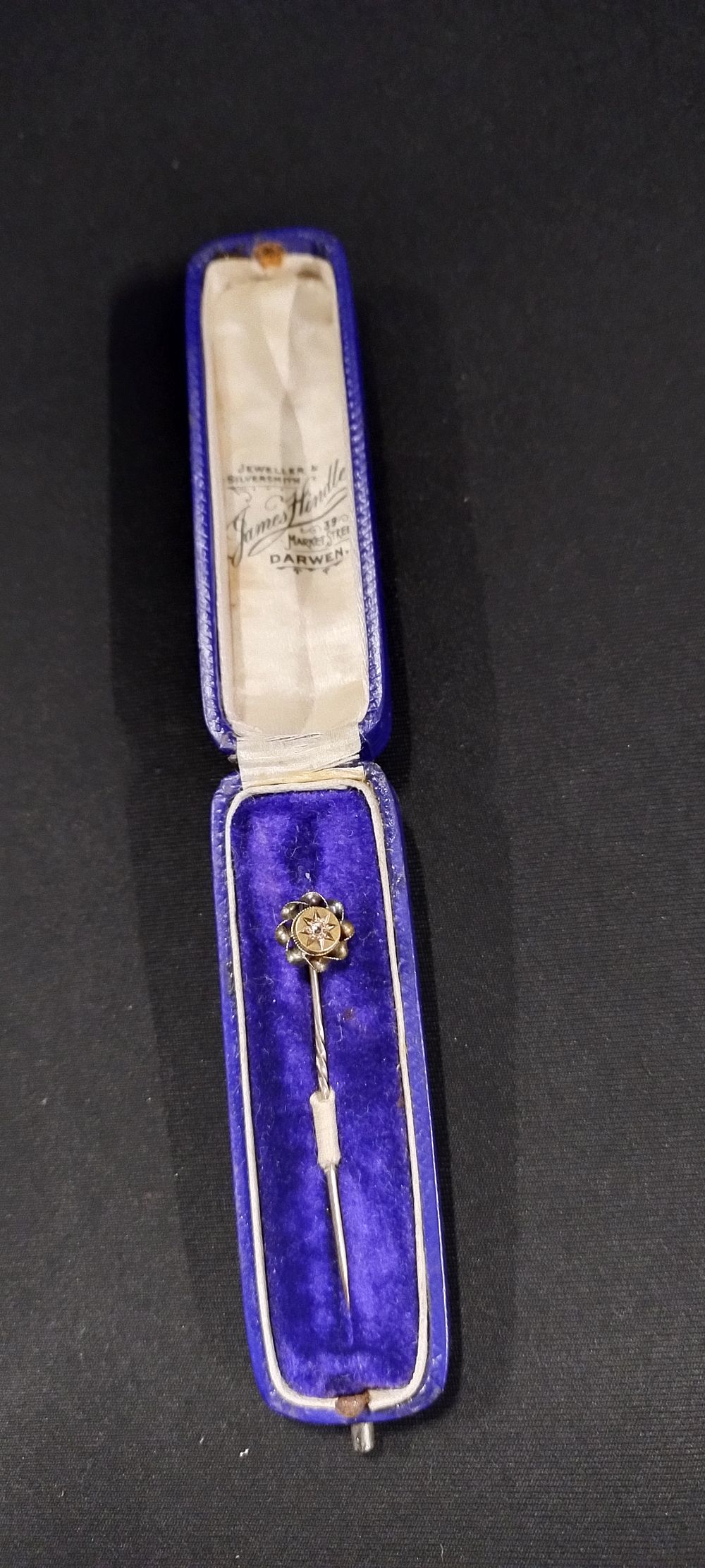 Lot 308: 15 ct gold lapel/tie pin set a with...