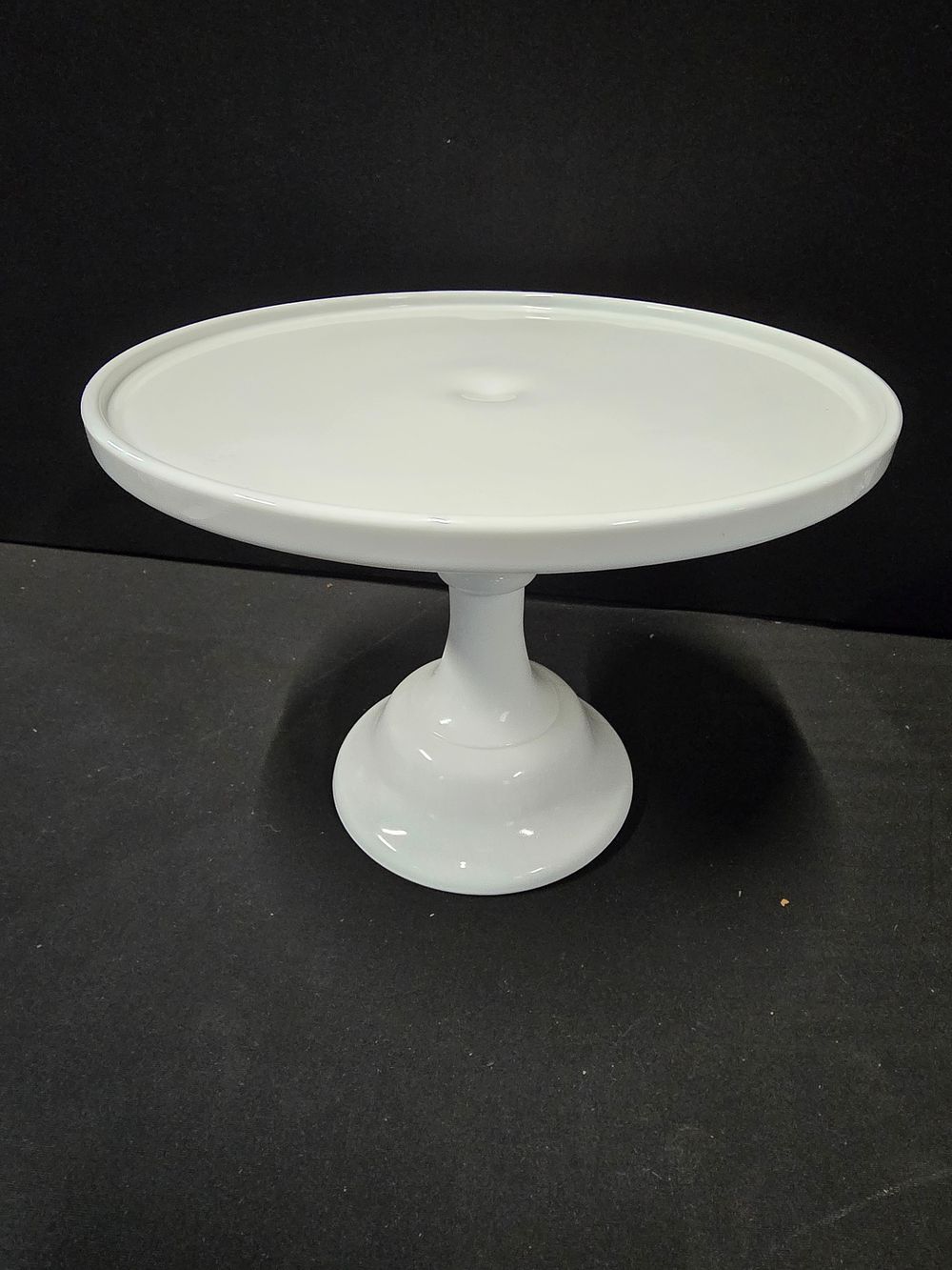 Lot 323: Brand new off white cake stand by Cake...