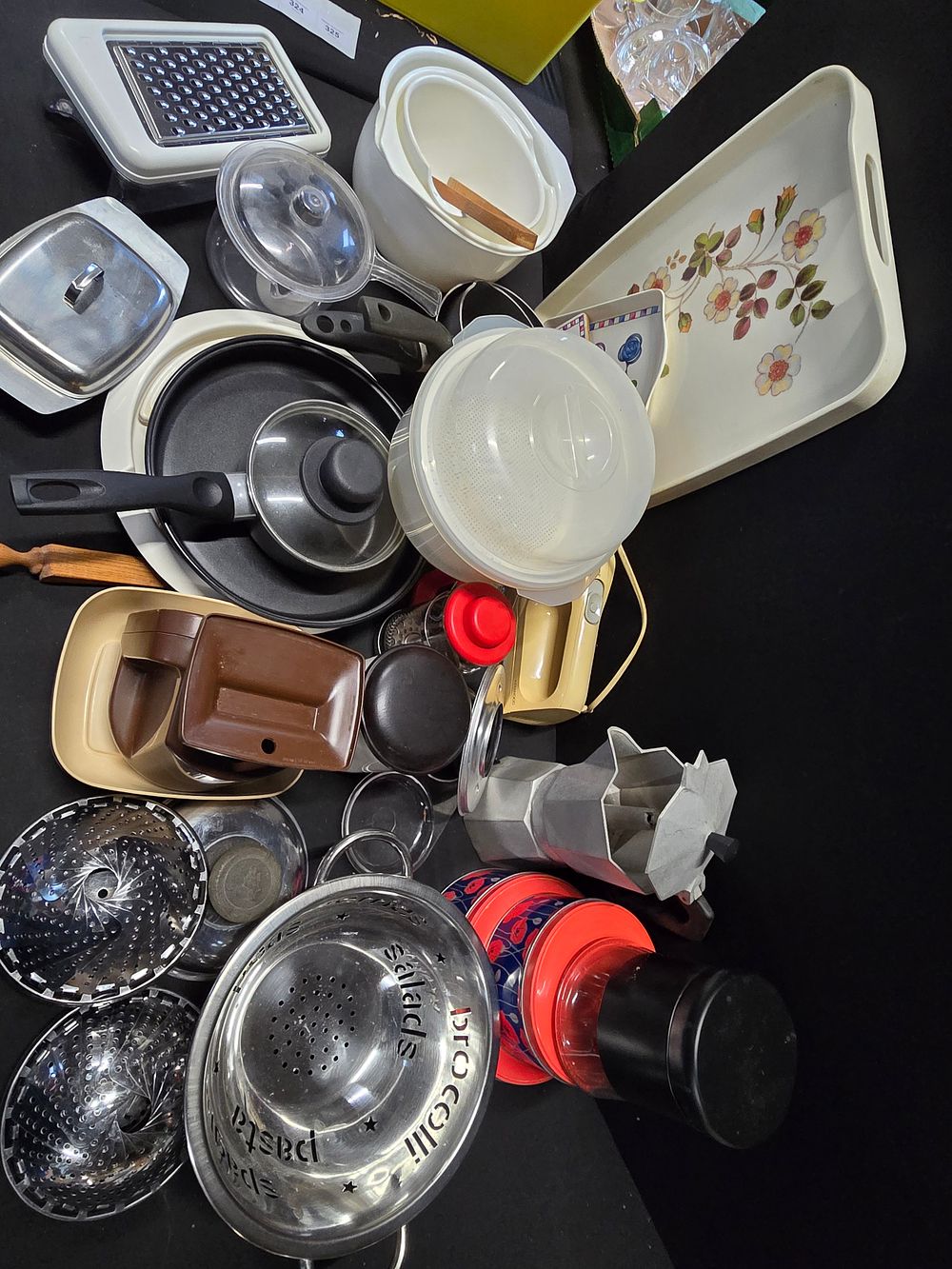 Lot 324: A large quantity of kitchen items