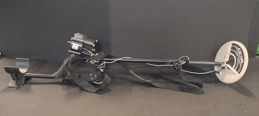 Lot 328: C.Scope Professional Metal Detector with HIQ waterproof isocon...