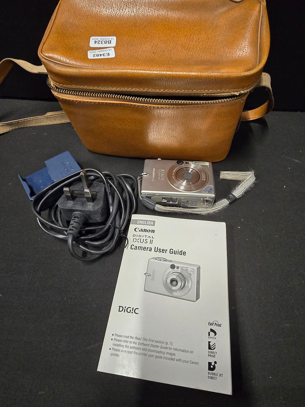 Lot 333: CANON ixusII comes with vintsge case, battery charger...