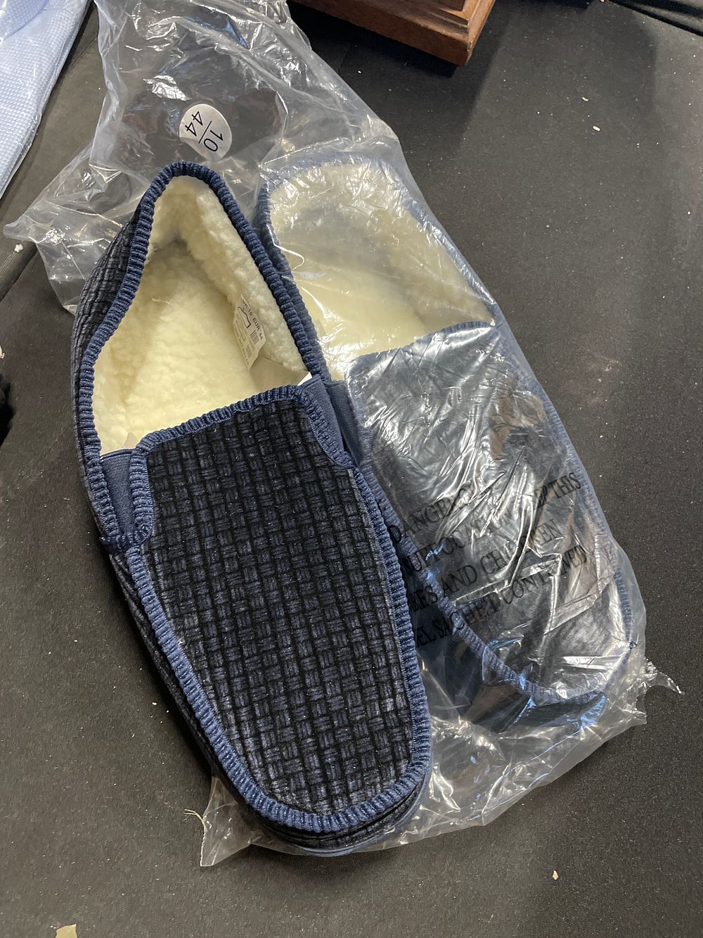 Lot 384: Pair of new slipper size 10