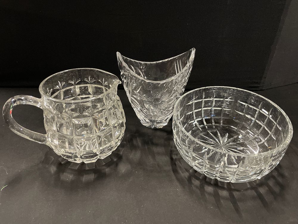 Lot 390: Crystal vase and cut glass pieces