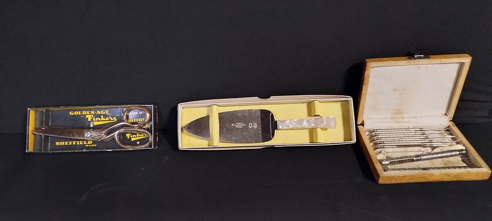 Lot 364: Vintage items Golden age Pinkers scissors, cake knife,...