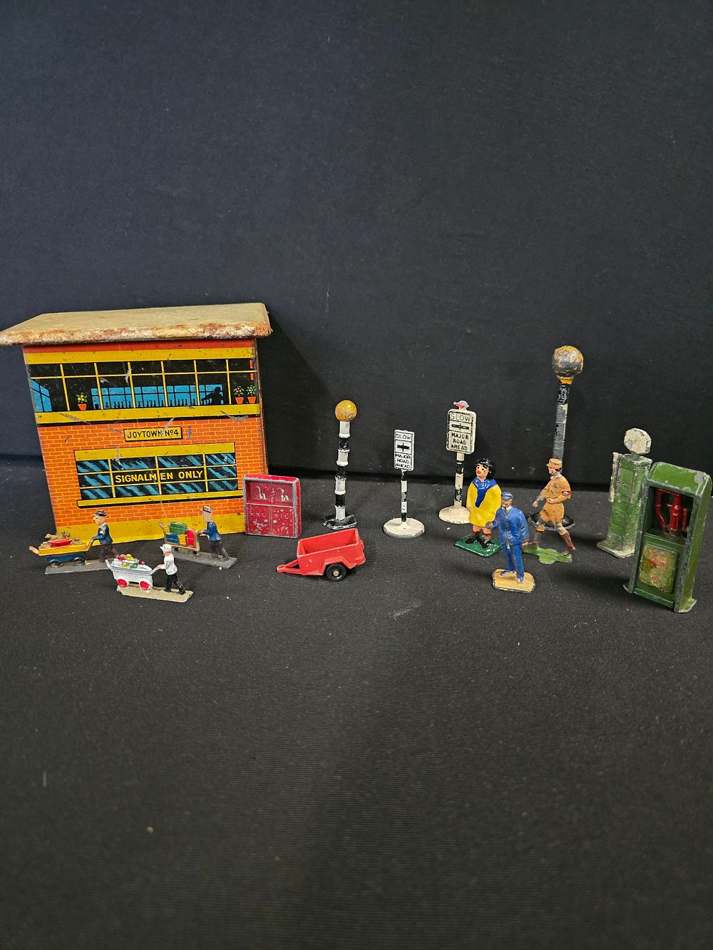 Lot 372: A collection of minitures diecast figures, people and...