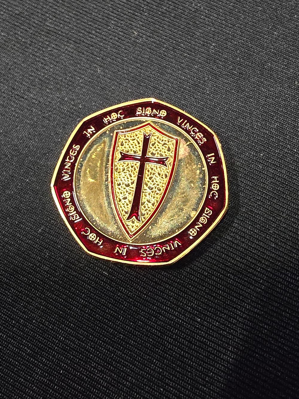 Lot 414: Knights Templar Gold Commemorative with Red Enamel. Freemasonry/Masons/Masonic
