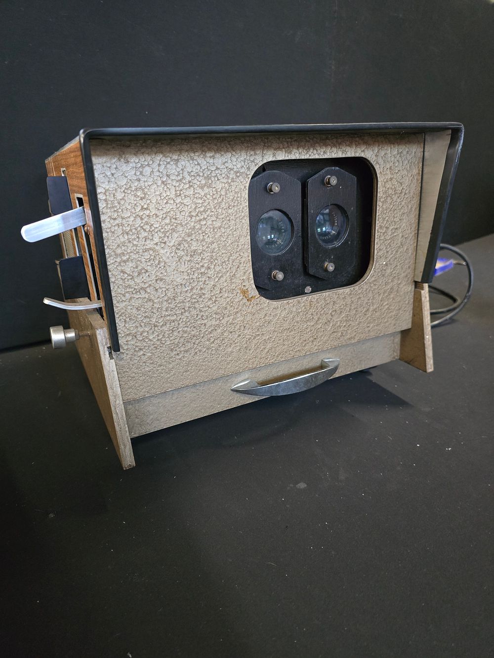 Lot 421: Vintage ASTRON slide projector with power cable