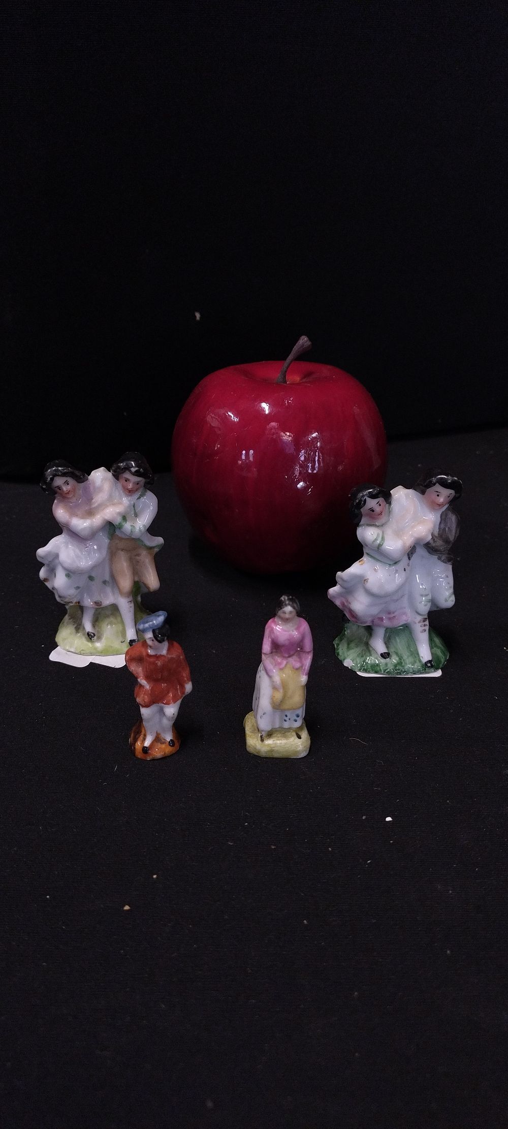 Lot 424: 4 early miniature Staffordshire pottery figures