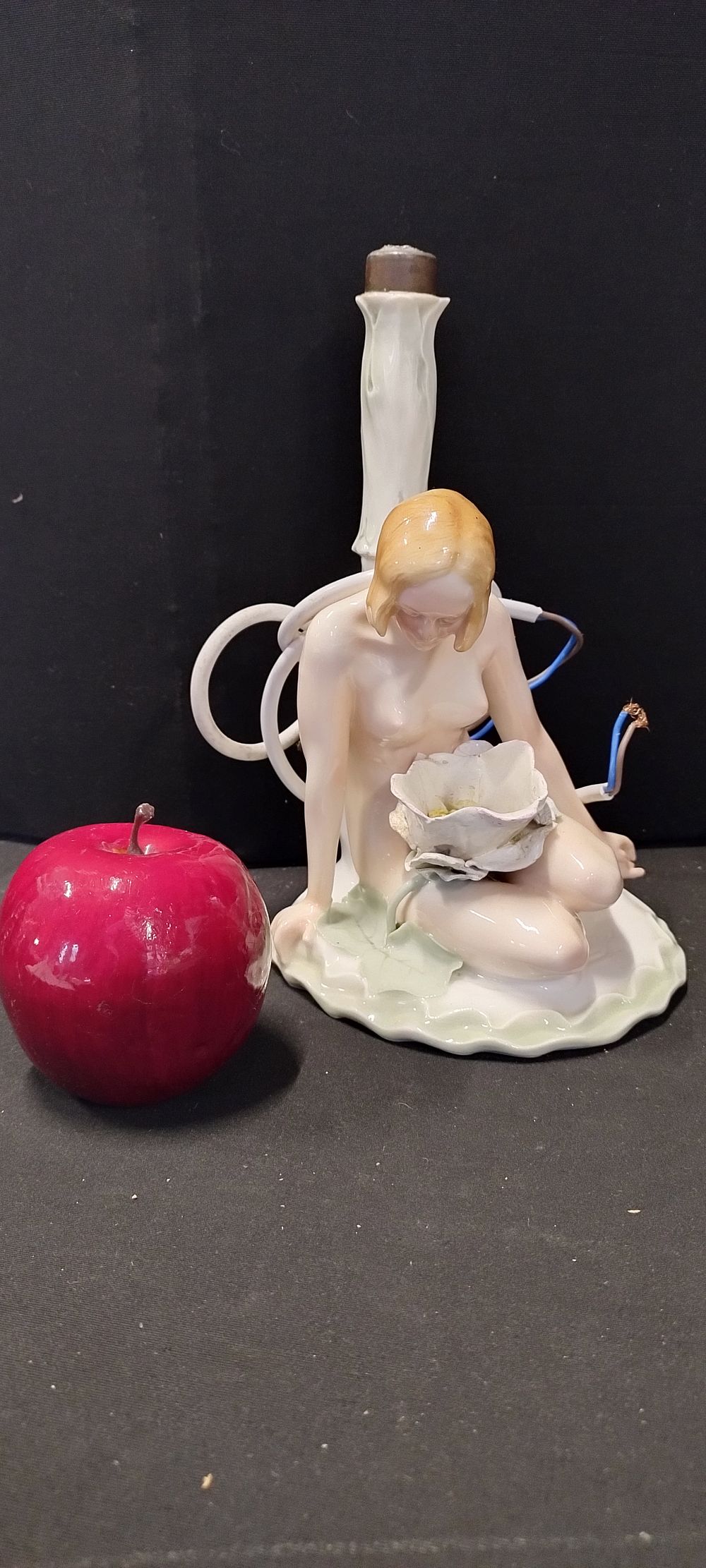 Lot 426: Art Deco.KARL ENS porcelain lamp from the VOLKSTEDT...
