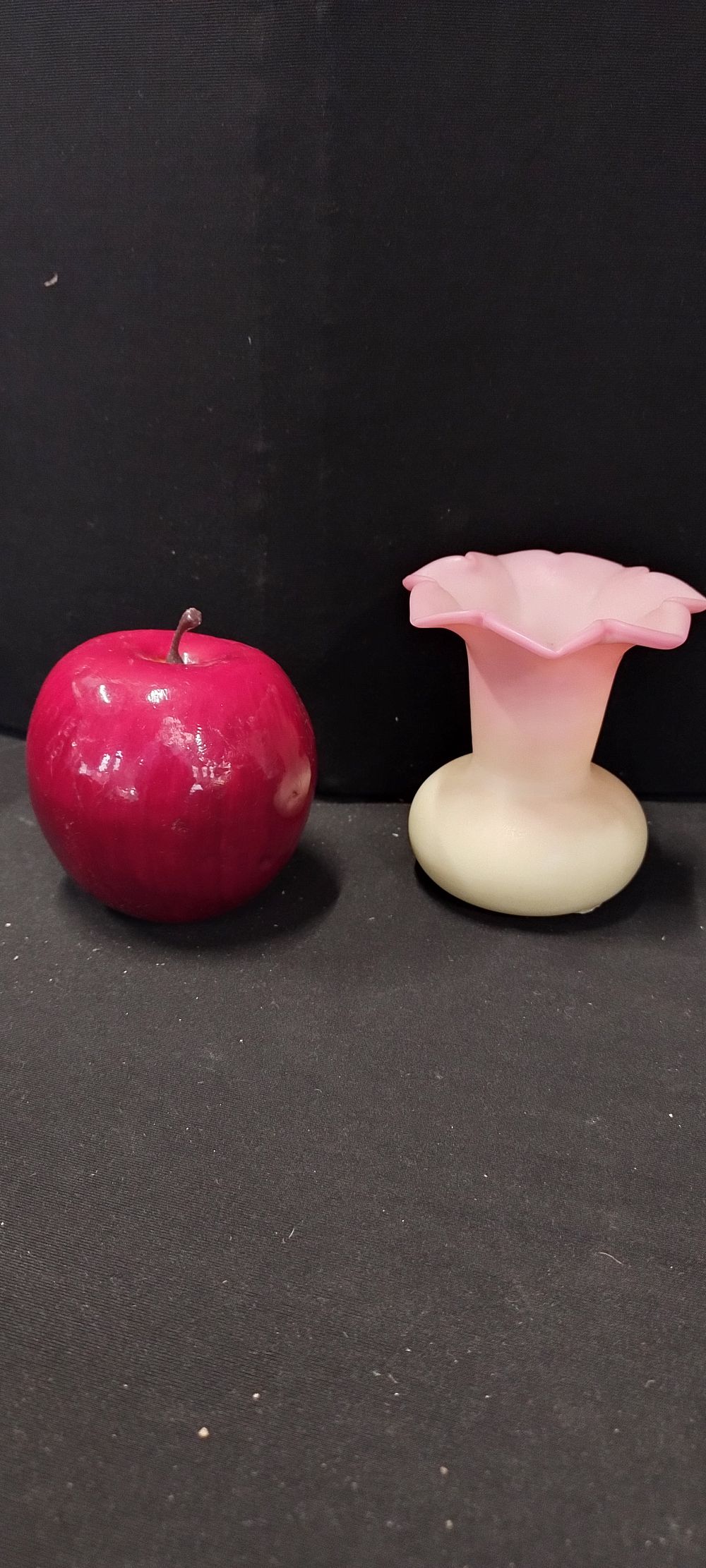 Lot 430: Vintage Queens, Burmese ware uranium Posey vase measures...