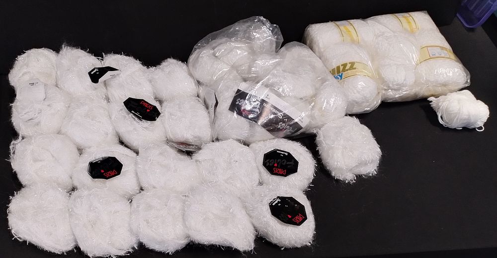 Lot 466: Box of wool, 29 x Paris Folies, 30%...