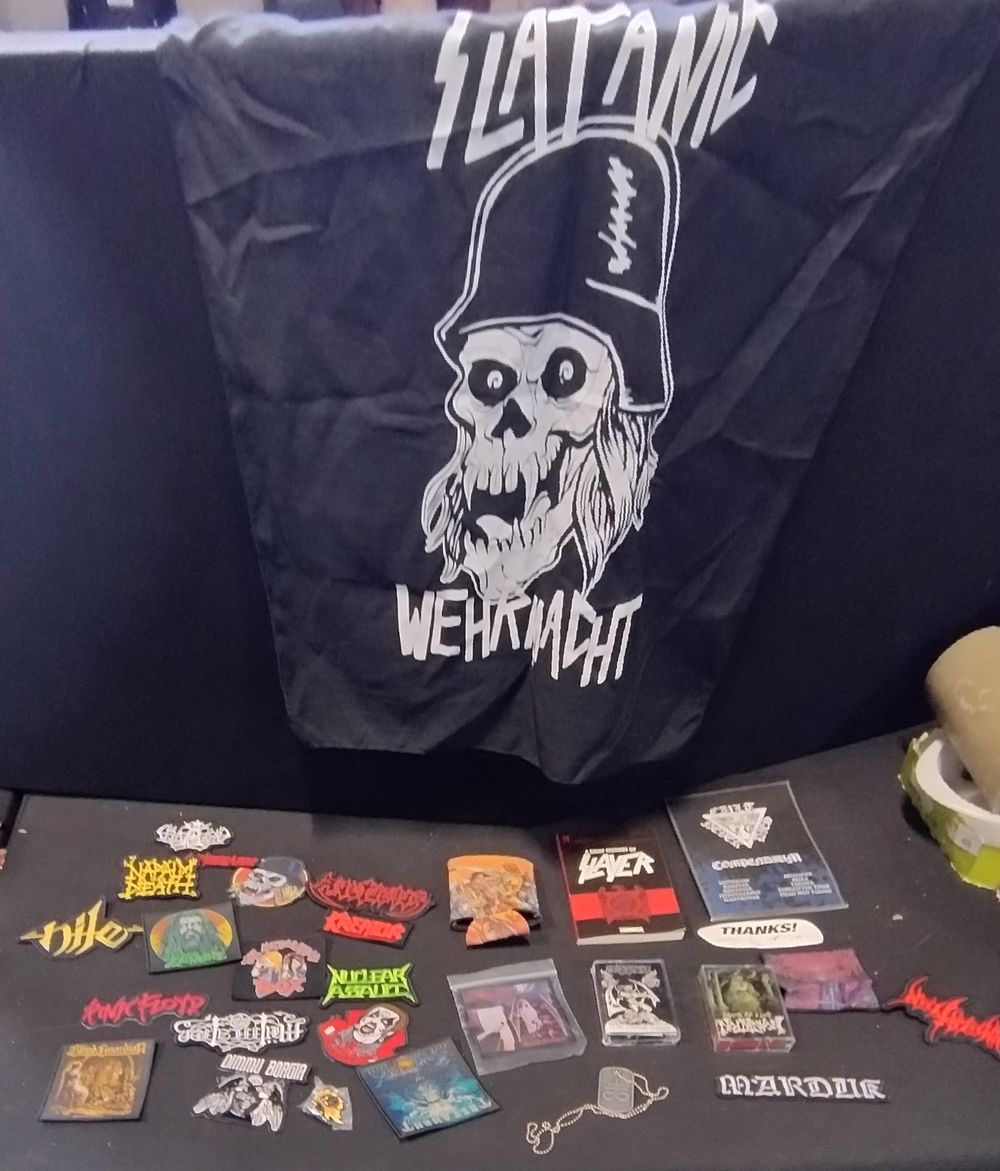 Lot 500: Collection of iron on metal music badges,books and...
