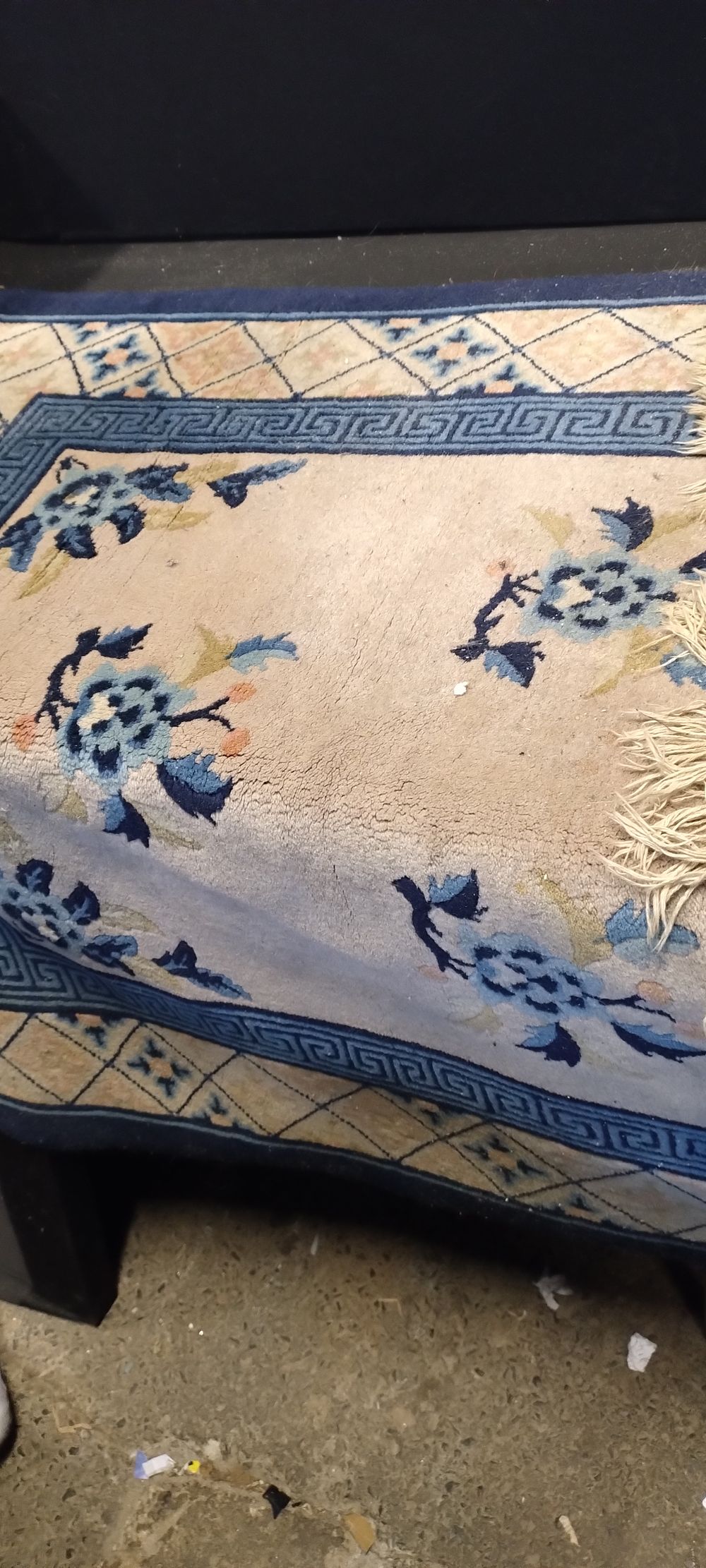 Lot 512: Large blue and cream floral design rug with...