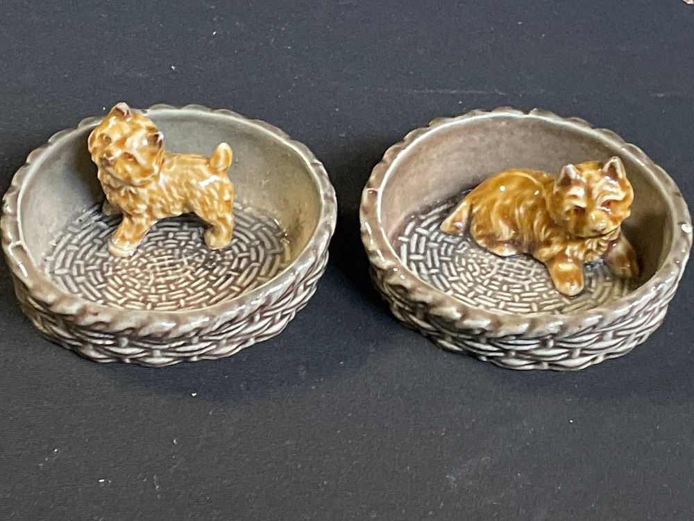 Lot 213: 2 wade pottery items