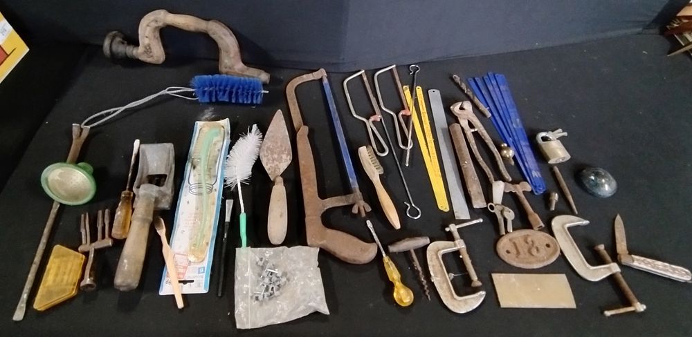 Lot 163: Box of mixed tools, saws, trowel, pliers and...