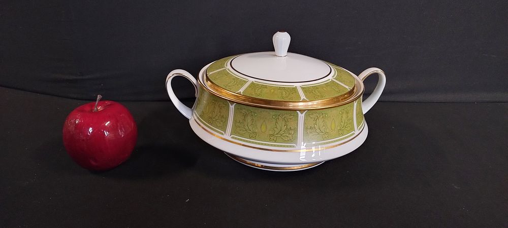 Lot 165: Vintage Naritaki Eroika tureen and lid
