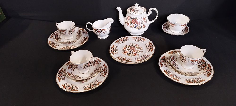 Lot 170: Colclough "Royale" tea set including teapot, cups, saucers...