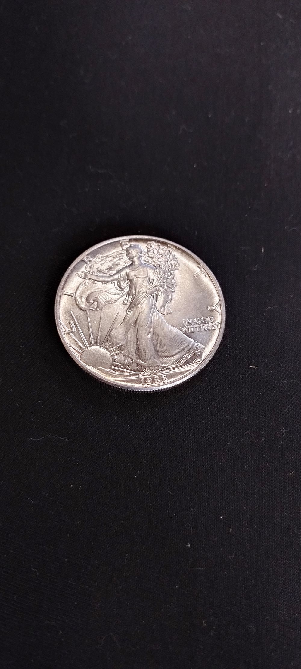 Lot 180: 1988 1oz silver eagle dollar coin