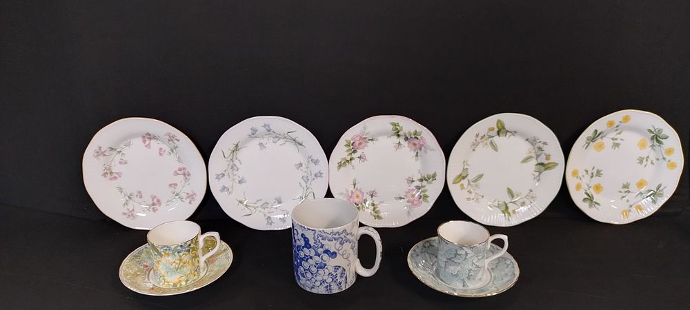 Lot 182: 5 x Queens china plates, 2 x William...