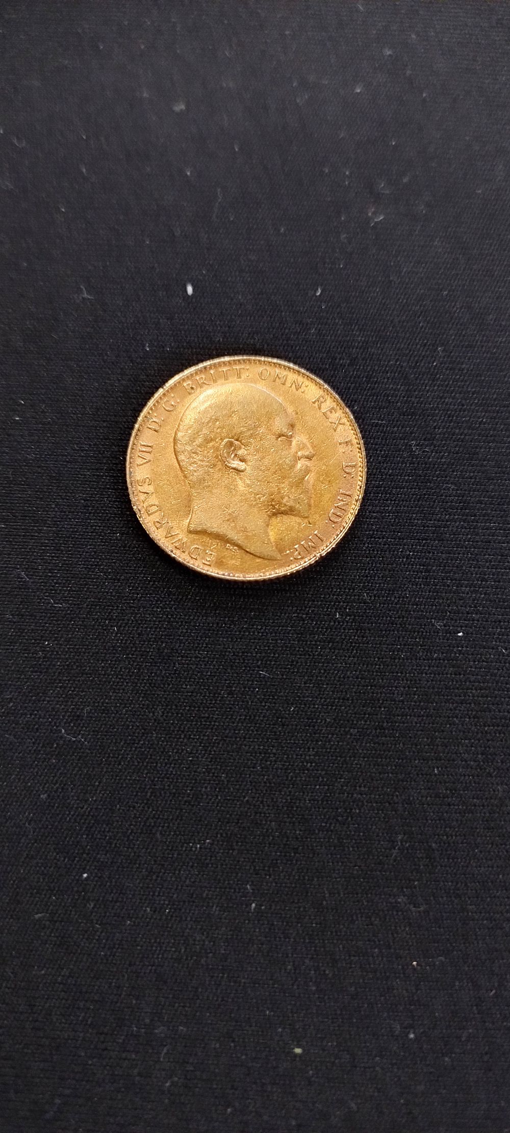 Lot 183: 1908 Gold Sovereign Coin, weight approx 7.99g