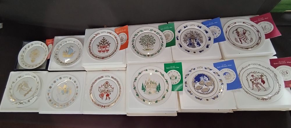 Lot 190: 11 x Spode Christmas plates from 1970 -...