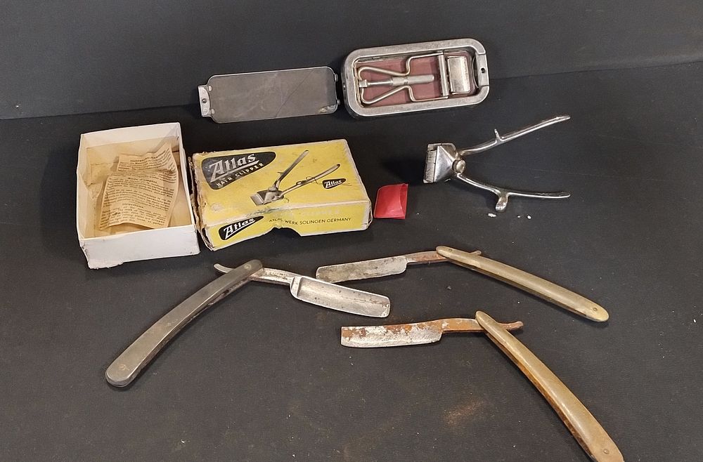 Lot 193: 3 vintage cut throat razors from Hamburg and...