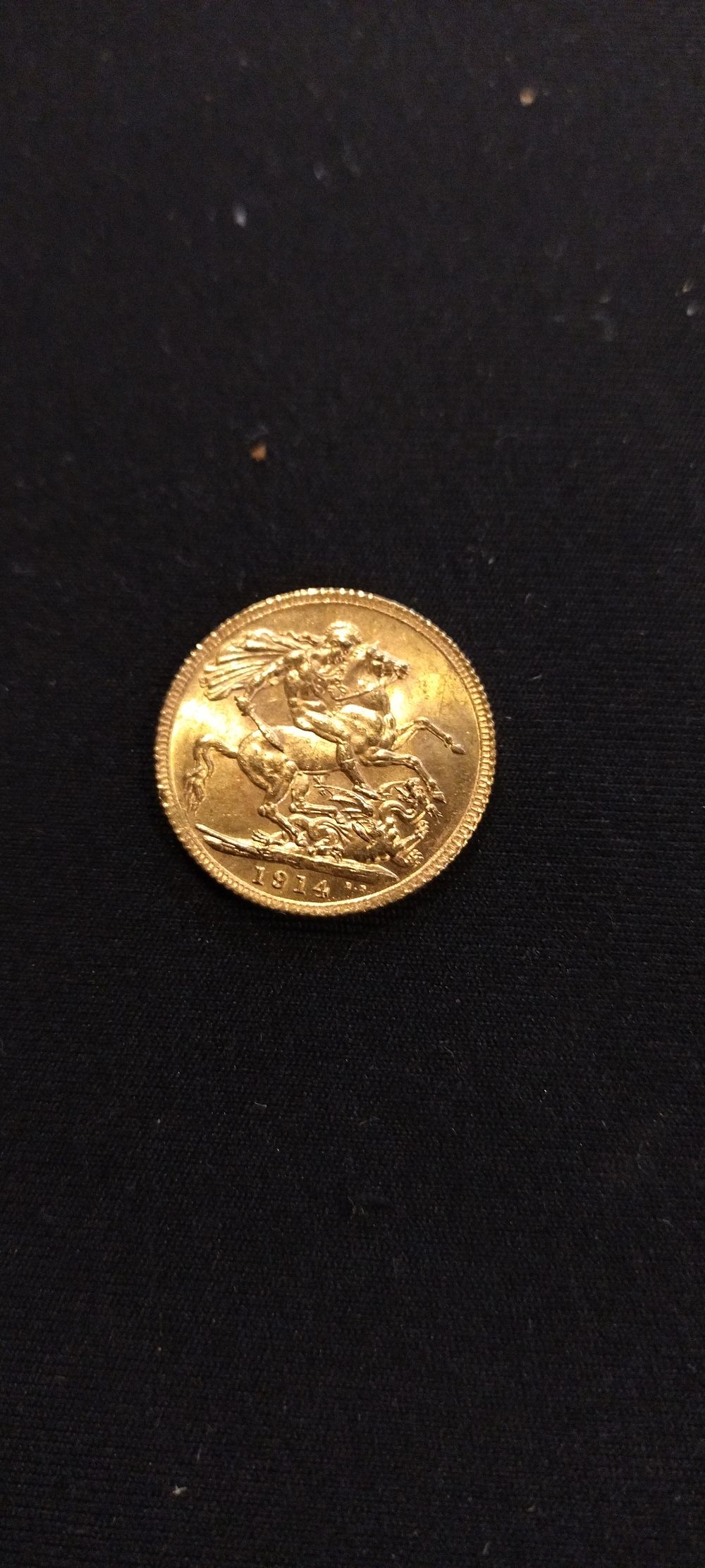 Lot 380: 1914 Gold Sovereign Coin weight approx 8.00g