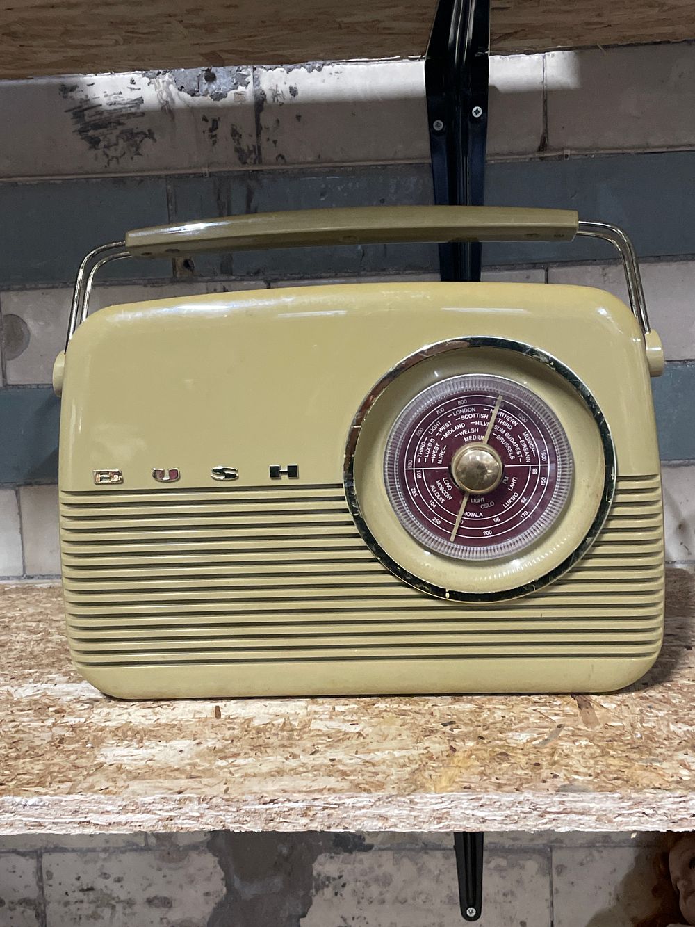 Lot 220: Vintage bush radio