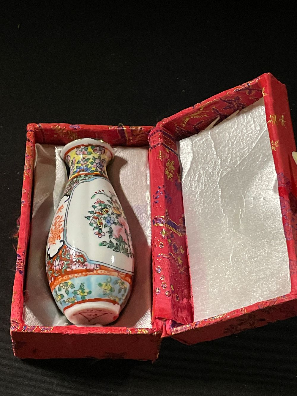 Lot 237: Small oriental vase in a case