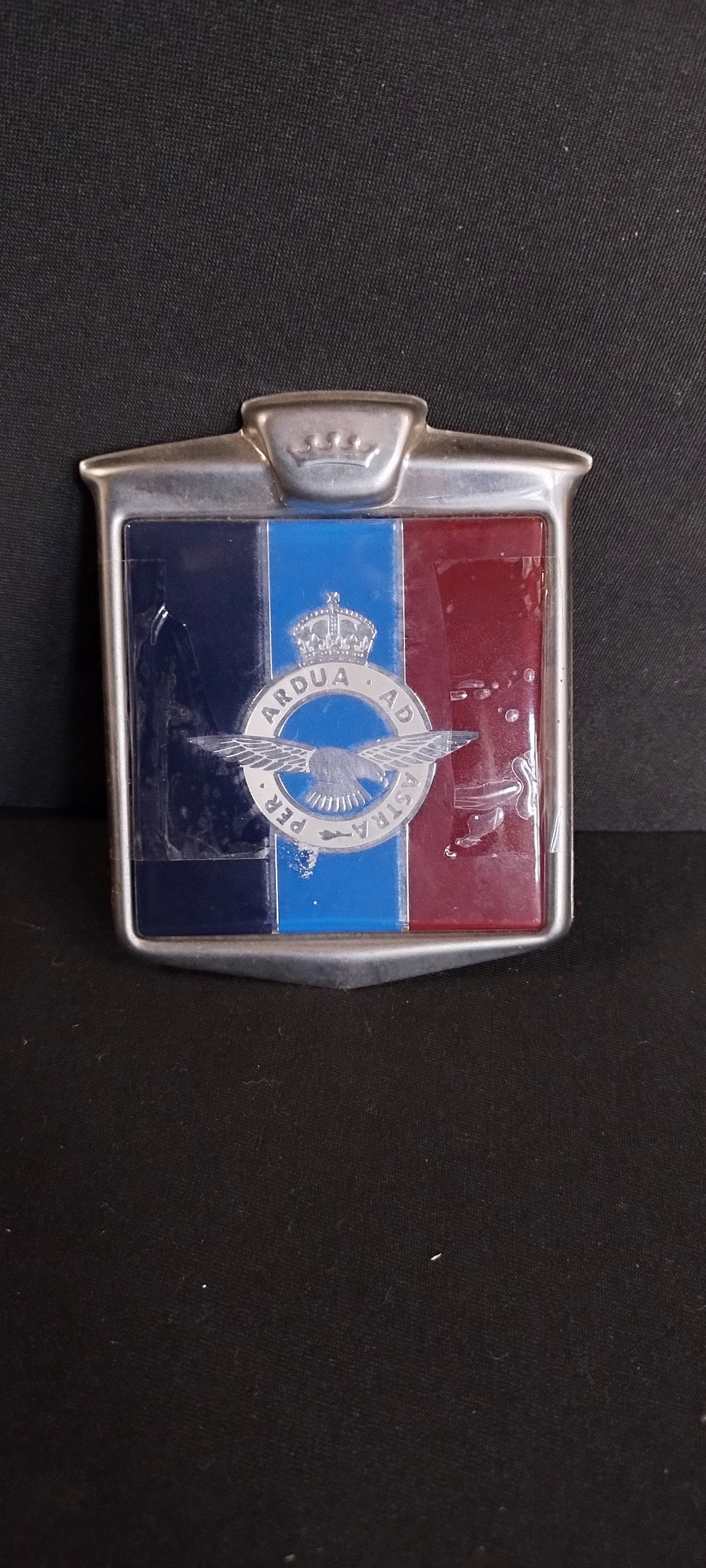 Lot 221: RAF Car Badge with fixings per Ardua