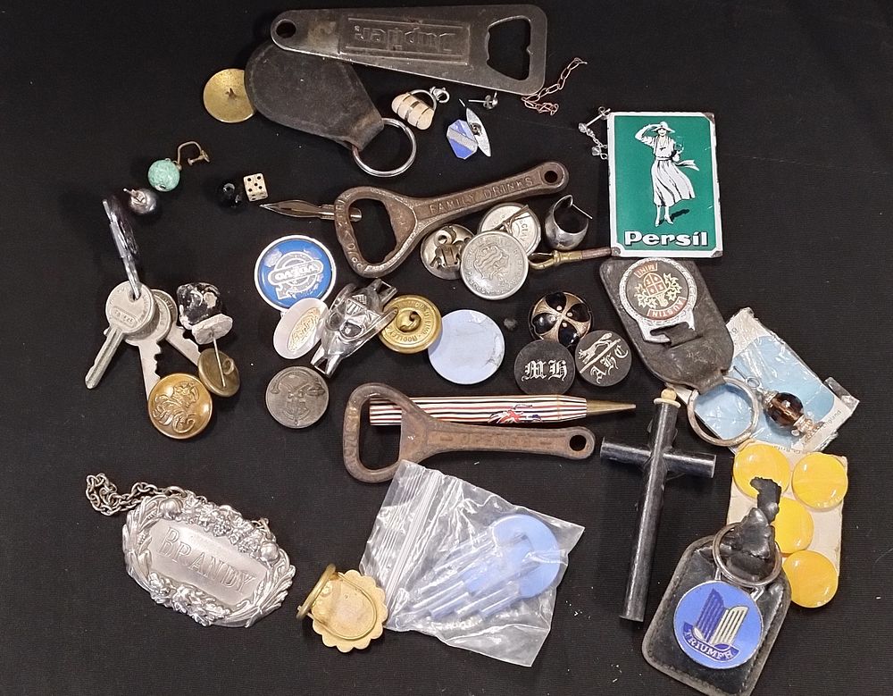 Lot 259: Mixed lot including buttons, keyrings, earrings and other...