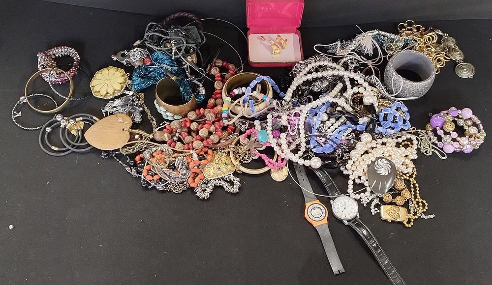 Lot 260: Large quantity of costume jewellery including necklaces, earrings...