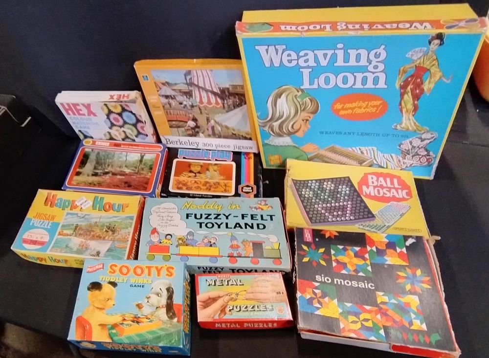 Lot 270: 11 vintage games, puzzles and a weaving loom