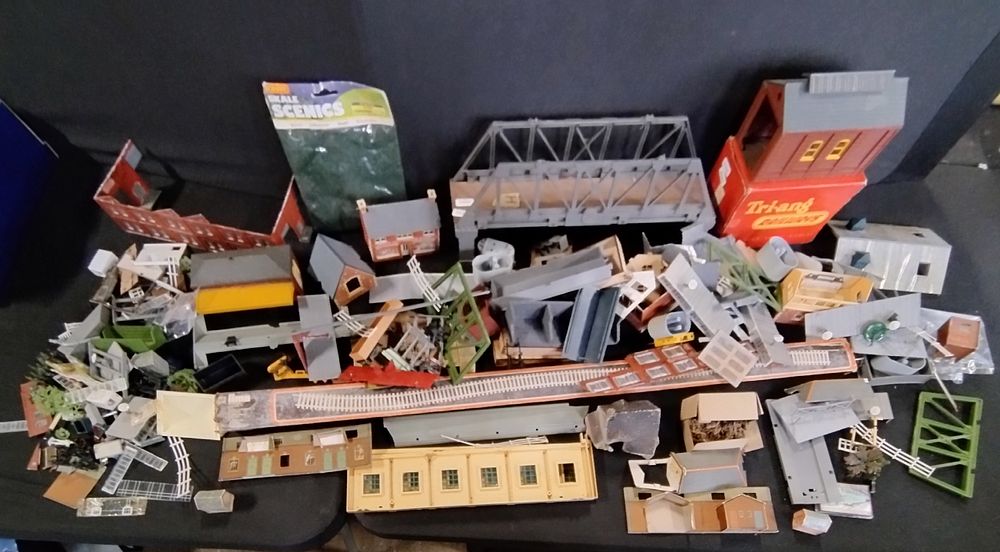 Lot 275: Vintage train set items including Tri-ang, Lima, Hornby....