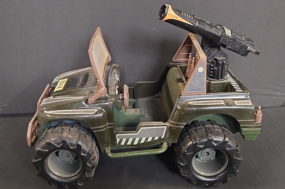Lot 282: vintage 1993 Hasbro Action Man 4x4 Jeep ZQ...